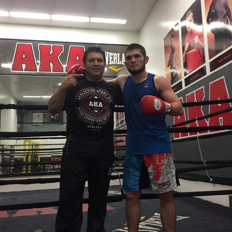 Khabib bersama pelatihnya javier mendez